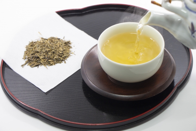 番茶の茶葉とお茶
