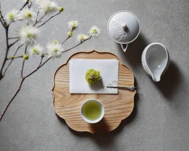 Japanese teapot and small cups used to brew gyokuro